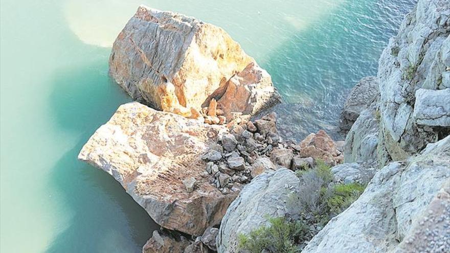 Dos rocas del tómbolo de Peñíscola caen al mar por el fuerte temporal