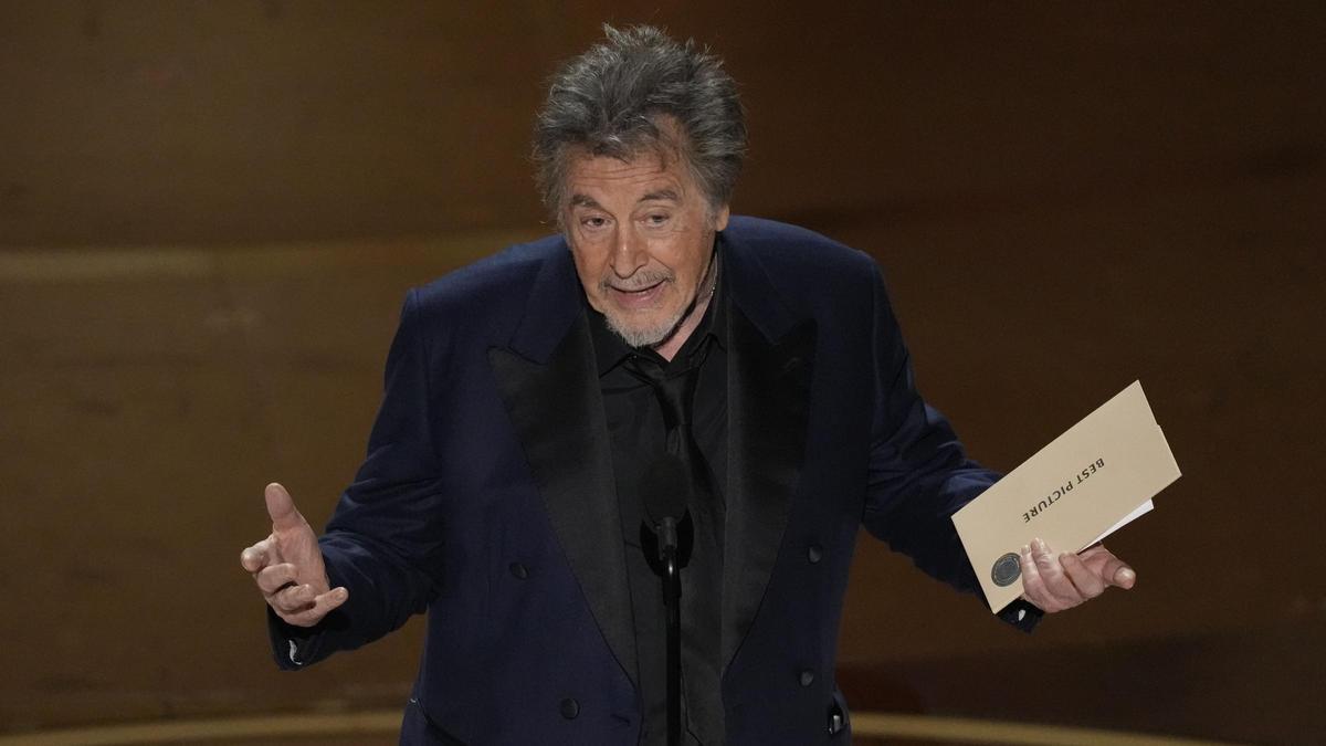 Al Pacino entrega el Oscar a Mejor Película para 'Oppenheimer'
