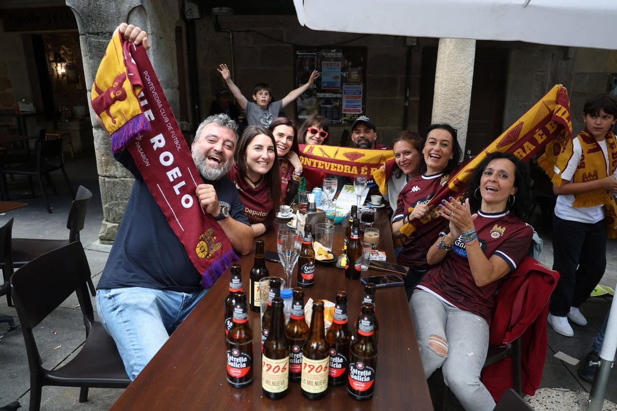 Aficionados del Pontevedra CF siguen el partido contra el Tenerife por pantalla gigante delante de la Diputación Provincial