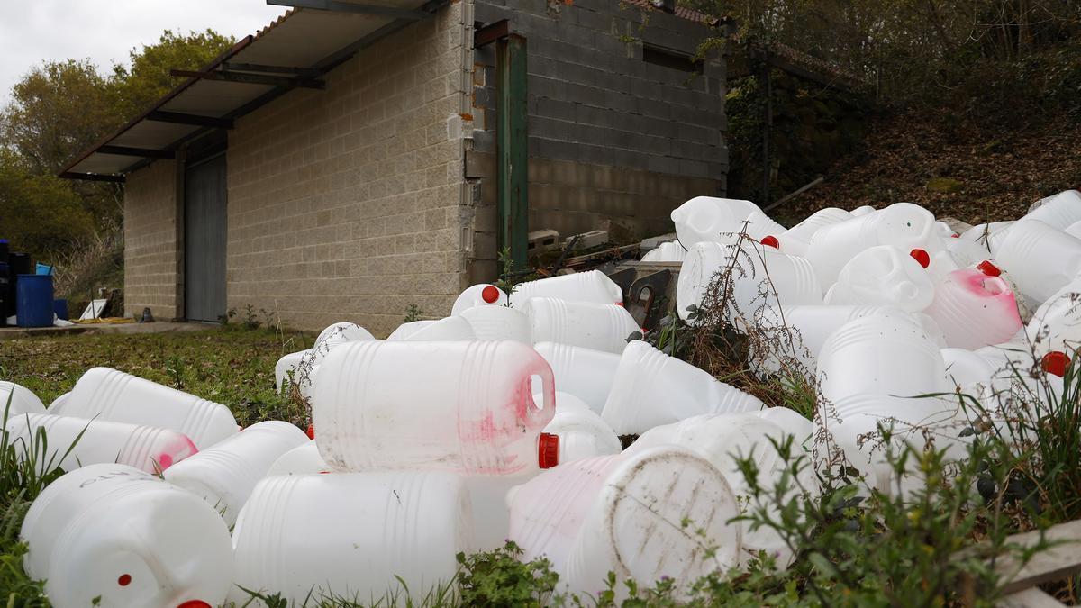 Garrafas de etilo acetato, cuyo uso ilícito más común es el refinado de pasta de coca, que se acumulaban en el exterior de la casa.