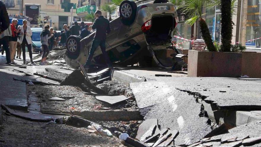 Los daños causados en una calle de Cannes.