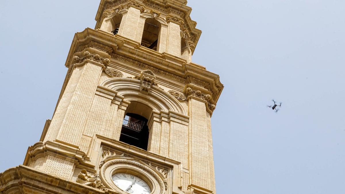 Un dron sobrevolando el Pilar para revisar los daños en las molduras de las torres.