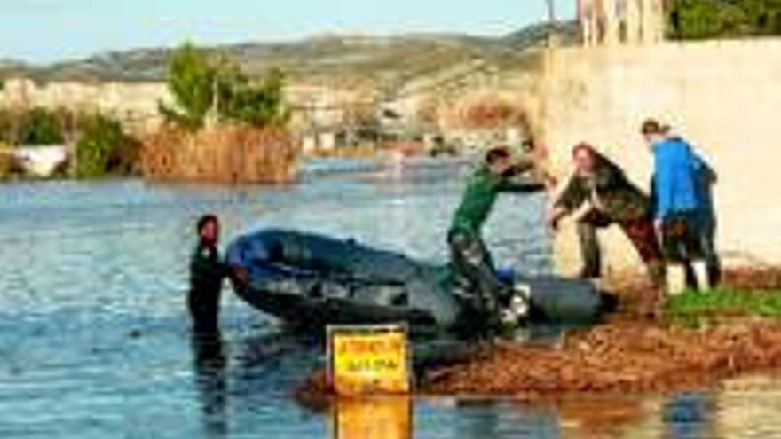 El Ebro muestra su fuerza y destroza casas y huertas en los barrios rurales