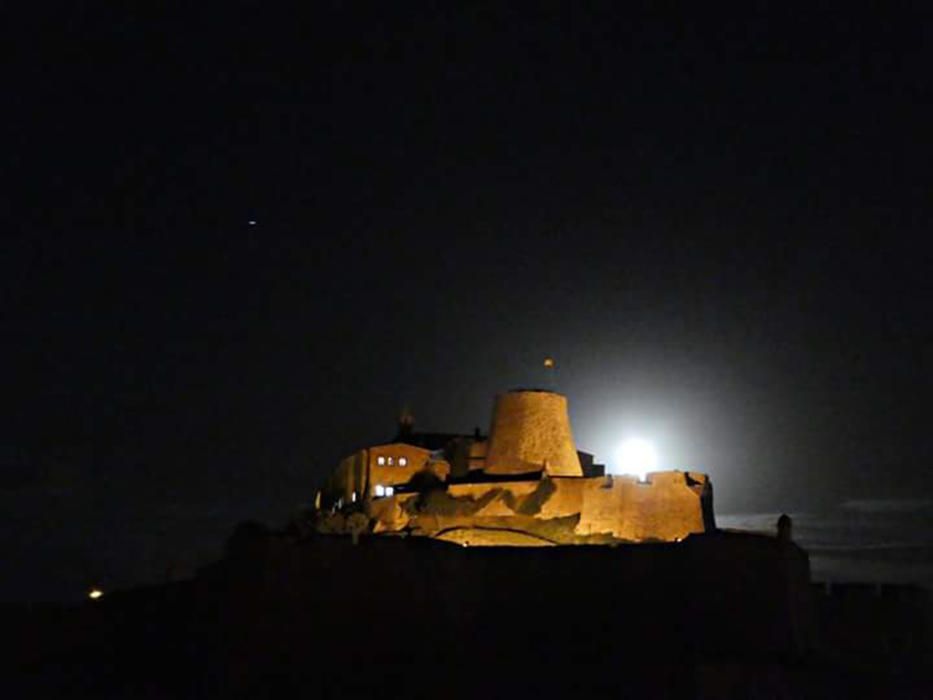 Cardona. Una imatge preciosa en què s’aprecia com la lluna plena enlluerna el bonic castell de Cardona.