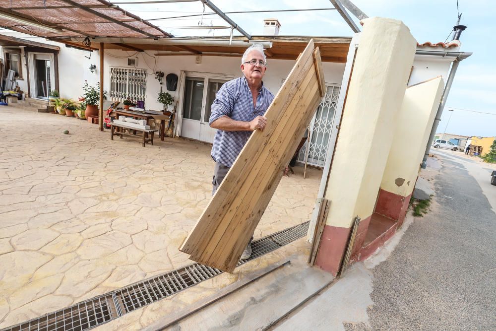 La obra realizada por la CHS en 2010 para evitar que el canal se inundara con caudales de las avenidas de las ramblas inunda tres barrio rurales de Pilar de la Horadada cuando hay lluvias torrenciales