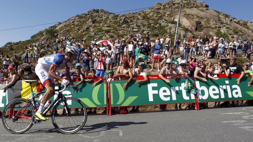 Un ciclista, en pleno ascenso al Mirador de Ézaro, durante una edición anterior de La Vuelta. // Javier Lizón