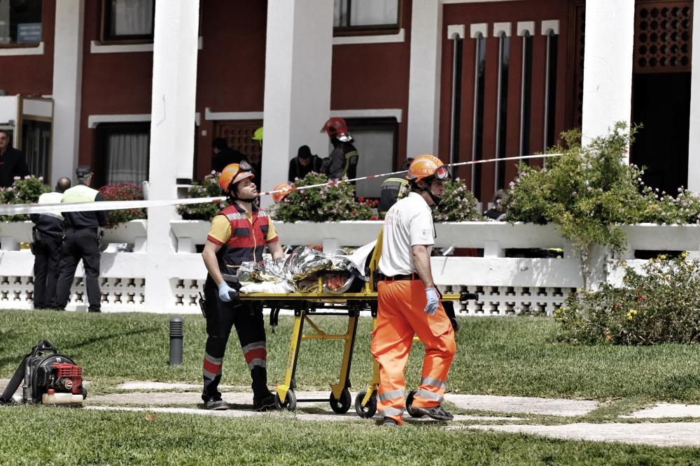 Diez rescatados y tres bomberos heridos en el incendio en una casa de La Chicharra