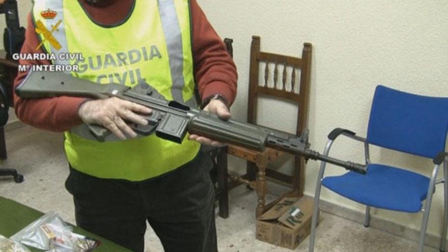 Imagen de archivo de un arma de asalto intervenida por la Guardia Civil.