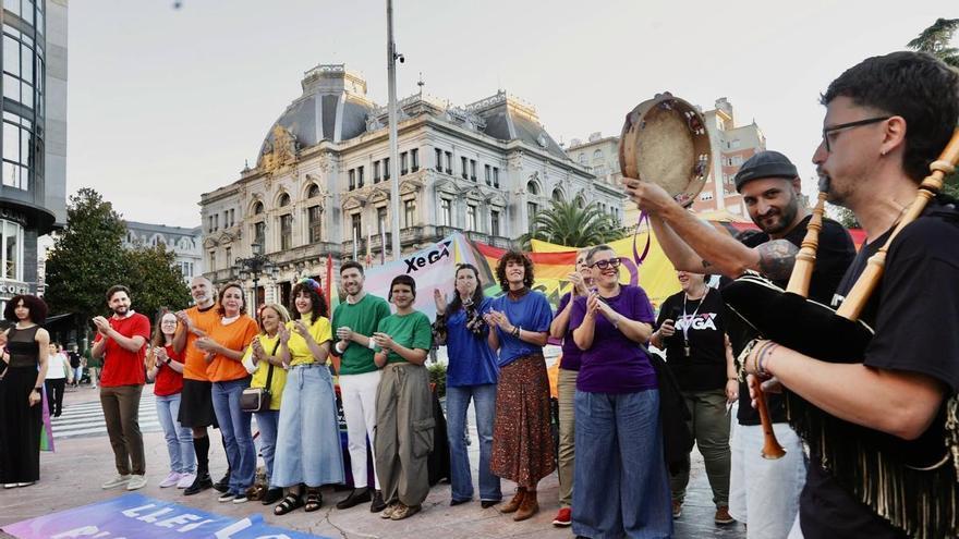 Orgullo y "emoción" en el colectivo LGTBI de Asturias tras aprobarse la ley que reclamaban: "Un ejemplo de buena política y de consenso para toda España"
