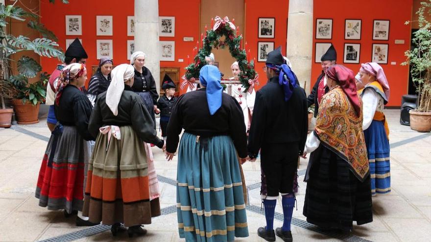 El Conservatorio de Mieres recupera la tradición «Ramu Nadal» con un villancico