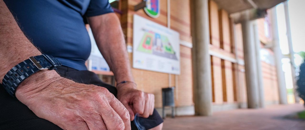 Una persona se fuma un cigarrillo en las puertas del pabellón de La Granadilla