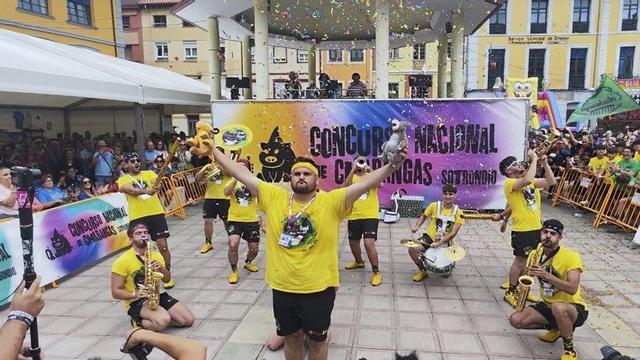 Una charanga, durante su actuación en el concurso del año pasado. |  | A. VELASCO