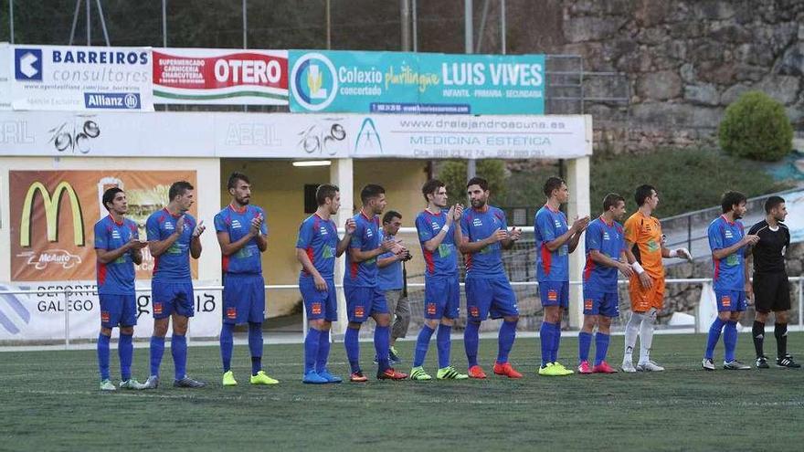 Los jugadores del Barbadás en un partido disputado en el campo de Os Carrís // Iñaki Osorio