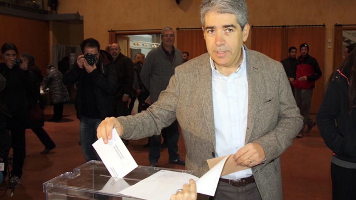 Francesc Homs, el candidato de Democràcia i Llibertat, votando en el Centre Cultural Costa i Font de Taradell (Osona).