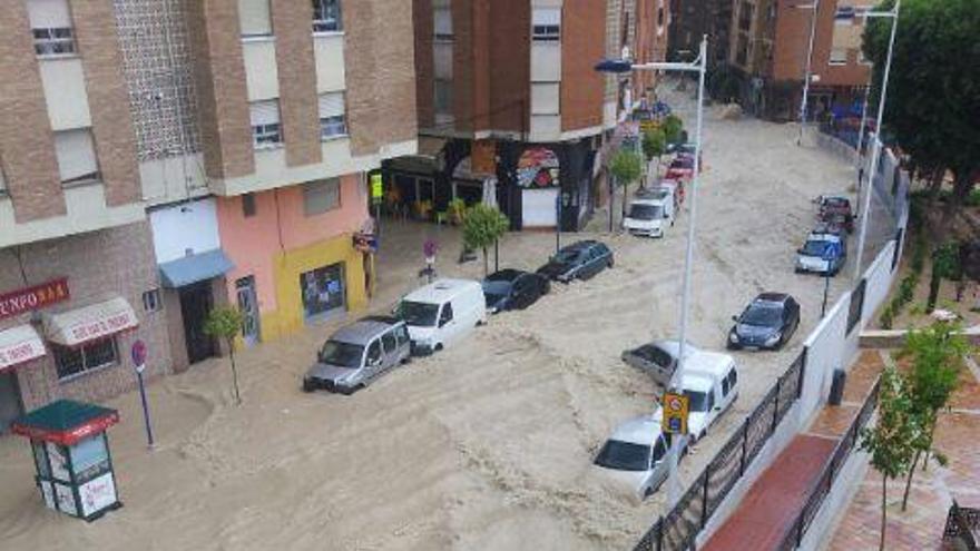 Una calle de Molina, inundada tras las lluvias de esta tarde