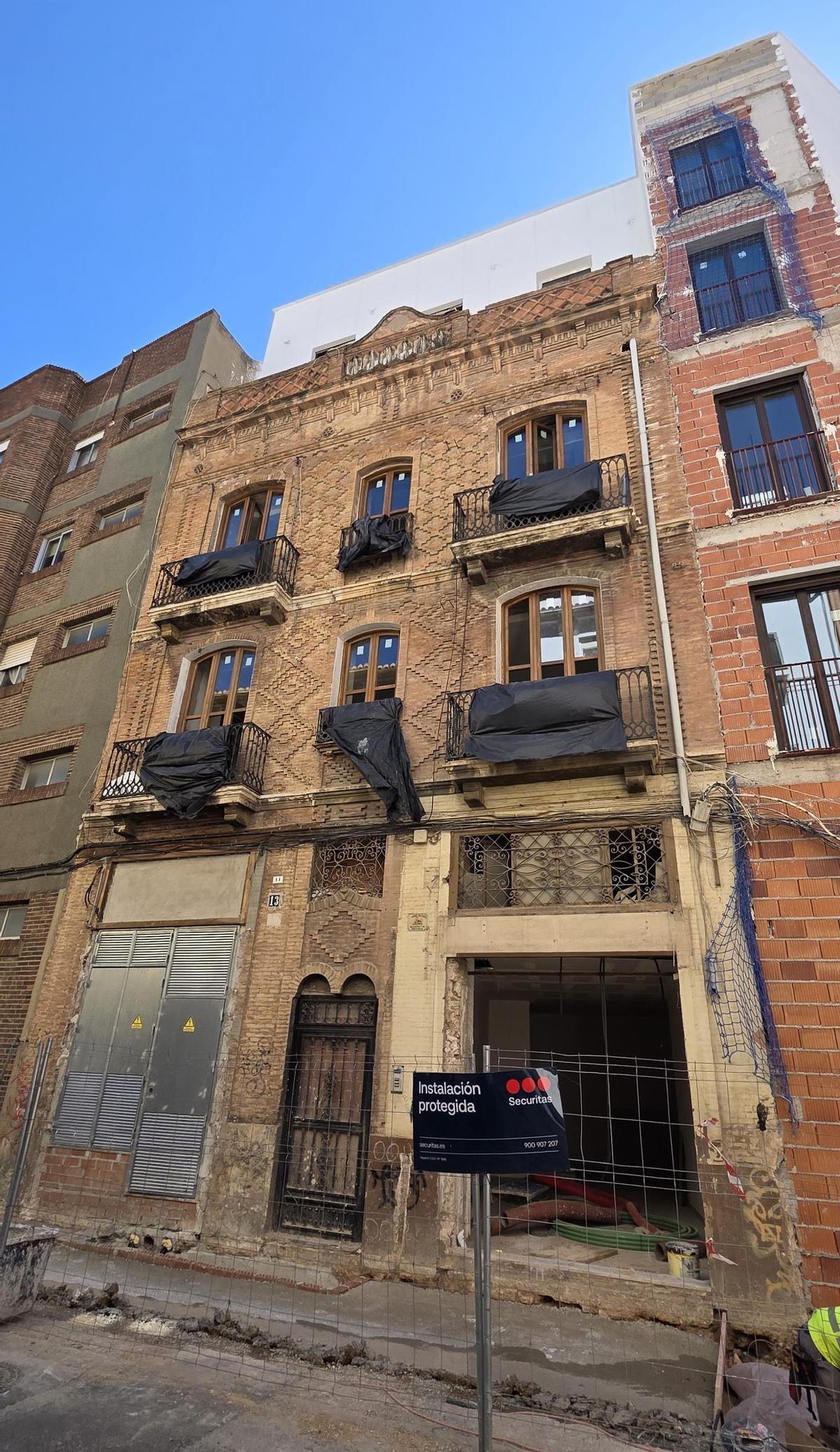 La fachada mudéjar se integra en la promoción