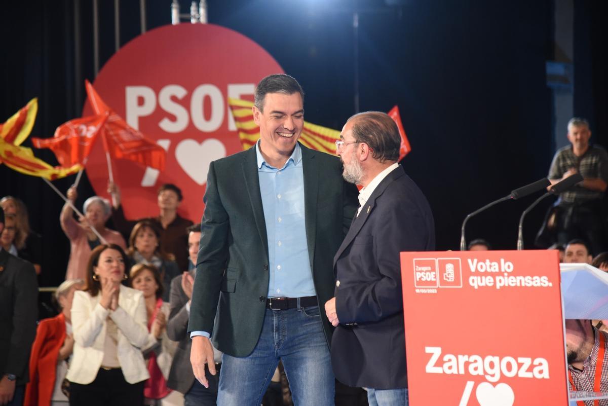 Javier Lambán junto a Pedro Sánchez durante un mitin.
