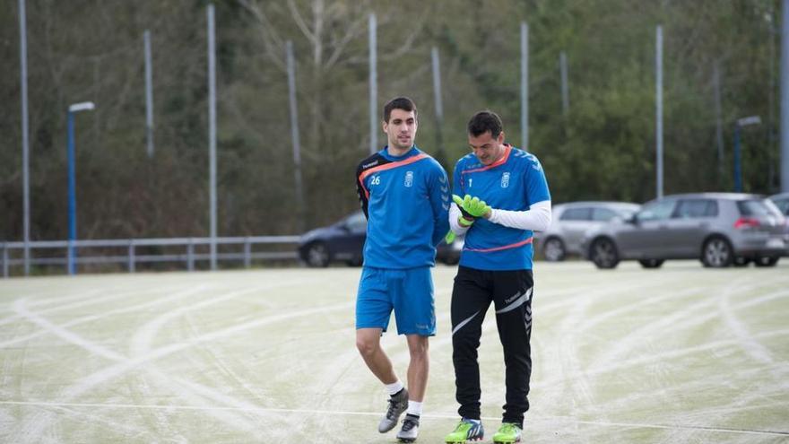 Diegui Johannesson, a la izquierda, y Esteban durante se dirigen al campo de entrenamiento del Oviedo en una sesión de esta semana. maría gómez