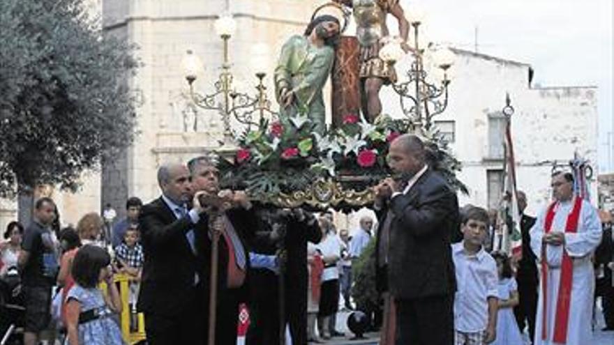 Alcalà homenajea a su patrón con la misa y procesión por las calles