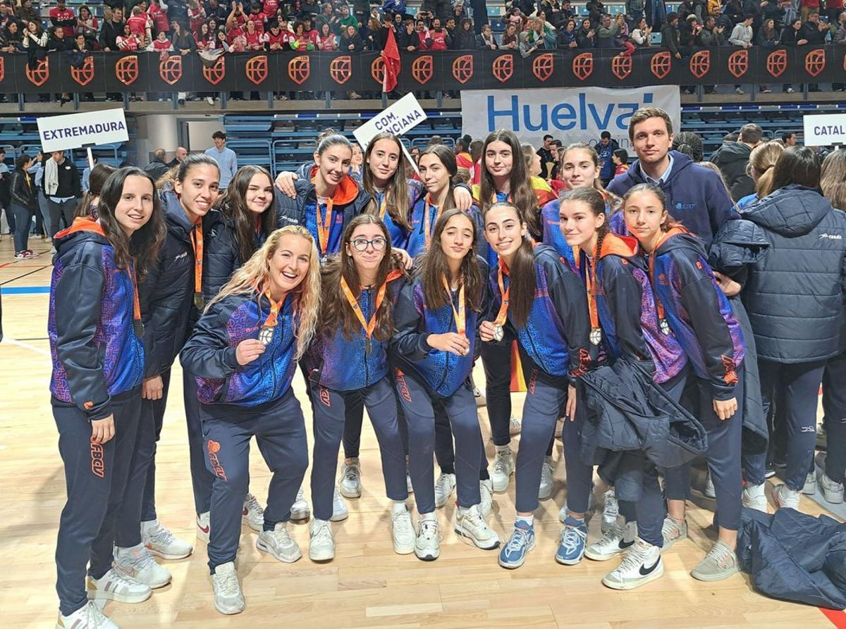 La selección Cadete Femenina arrancó muy bien el Campeonato ganando a Navarra (77-44) y La Rioja (85-35), aunque se atragantó el último partido de la Fase de Grupos ante Aragón (71-40).
