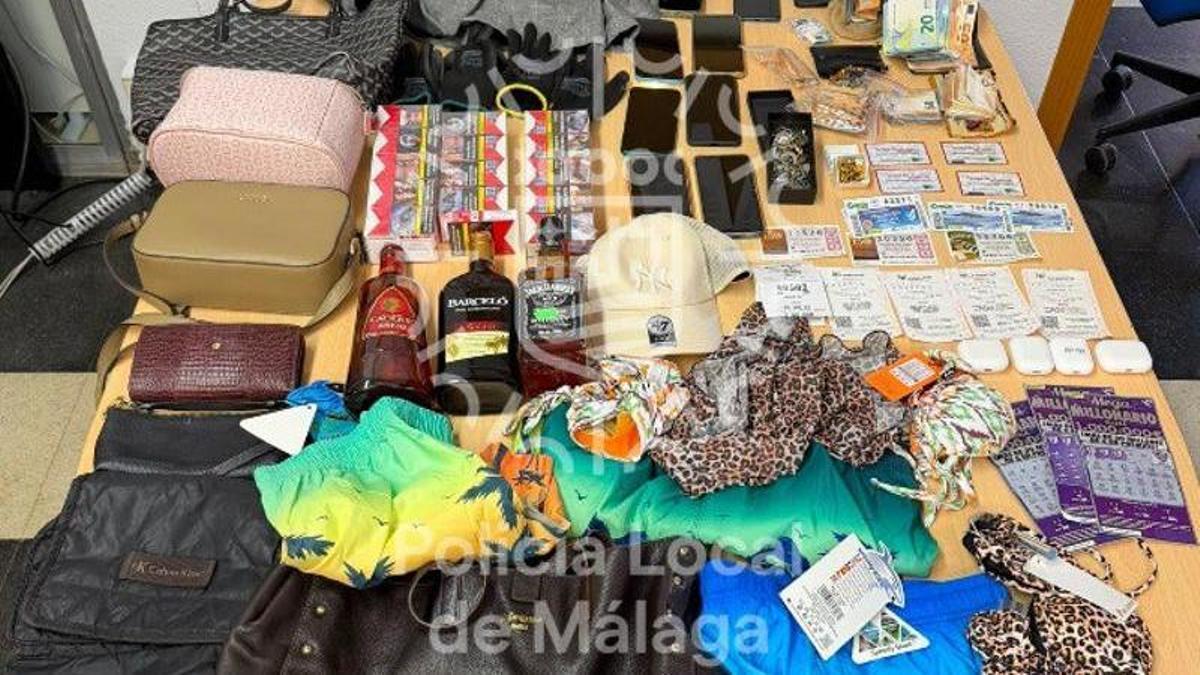 Efectos y dinero intervenidos en una operación de la Policía Local de Málaga