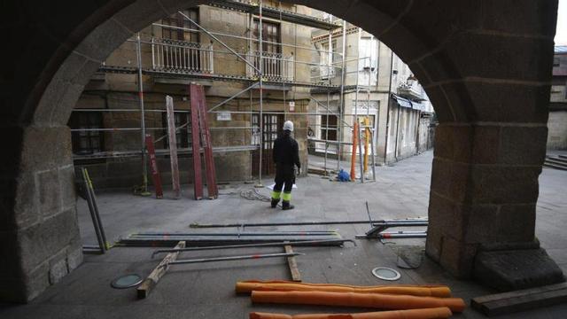 Un trabajador en una obra en el casco histórico de Pontevedra.