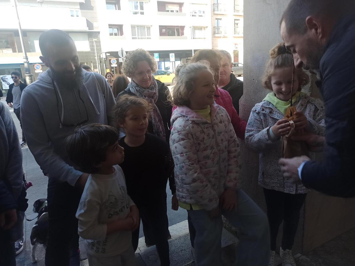 Árboles para la huerta, para cerrar una finca o para replantar en el monte en Siero: así son los usos que dan los vecinos a los plantones repartidos por el Ayuntamiento