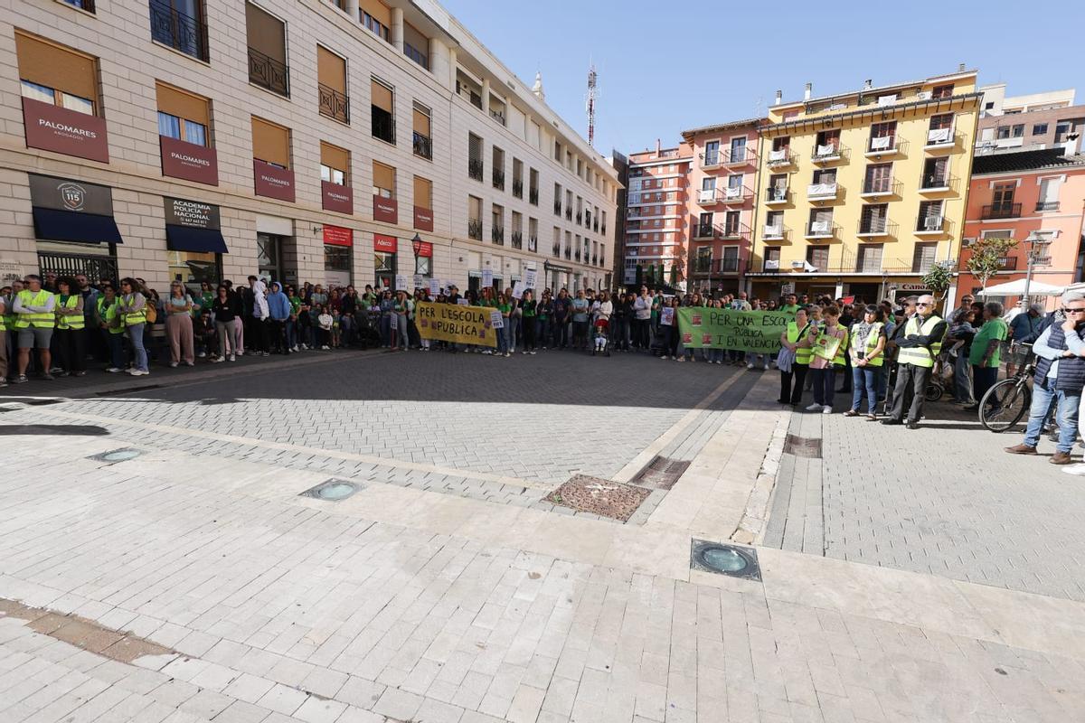Asistentes a la contración frente al ayuntamiento.