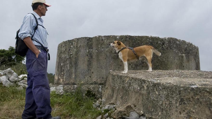 Un excursionista ante uno de los búnkers de la Guerra Civil que se conserva en el Naranco.