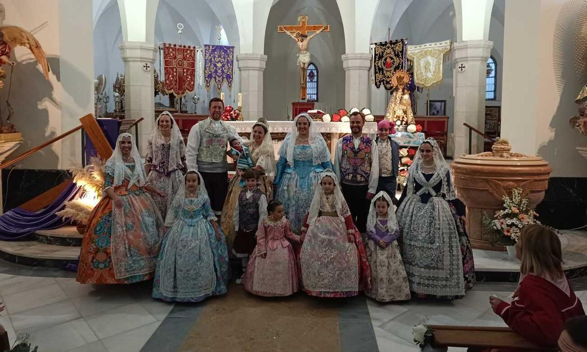 Falleras y falleros, en la primera Ofrenda de la nueva falla de Bellreguard