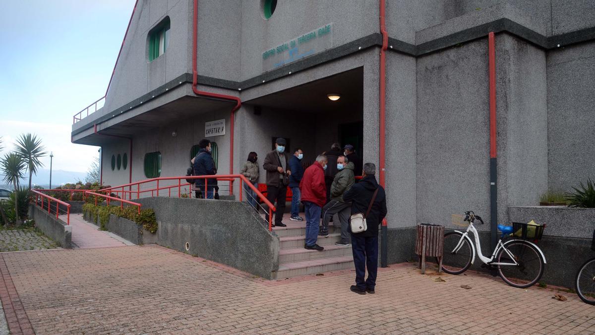 Vecinos esperando para el cribado de O Grove, en la Casa da Terceira Idade.