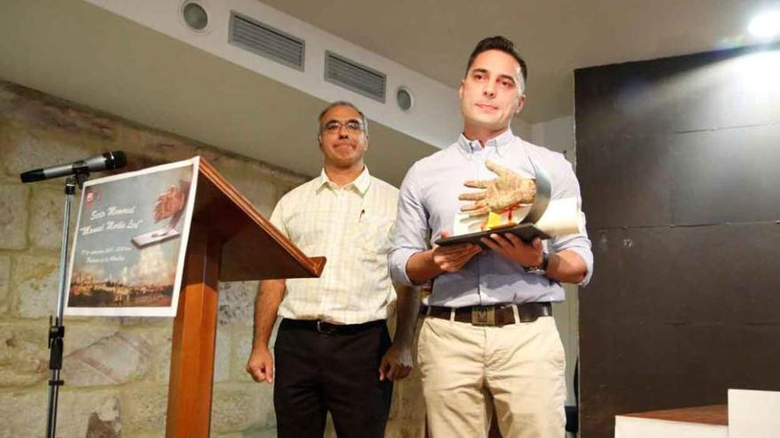 El hermano de Francisco Sánchez recibe emocionado el premio del Memorial Martín Leal.