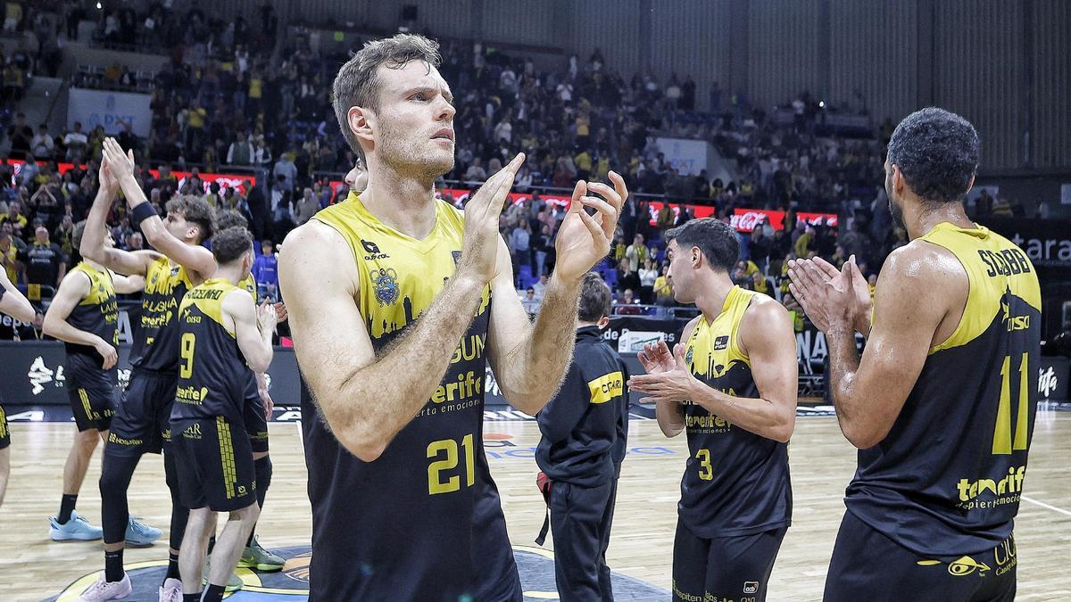 Tim Abromaitis aplaude al público del Santiago Martín tras la derrota del Canarias contra el Madrid en la 24/25 (68-79).