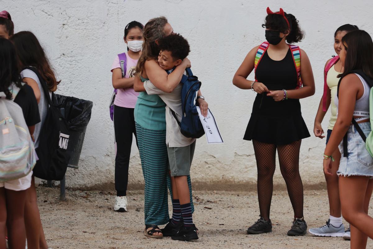 Los alumnos vuelven a las aulas en el colegio Josep Carner de Badalona