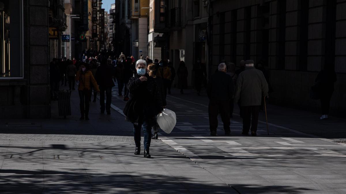 Zamoranos pasean con sus mascarillas por la ciudad.