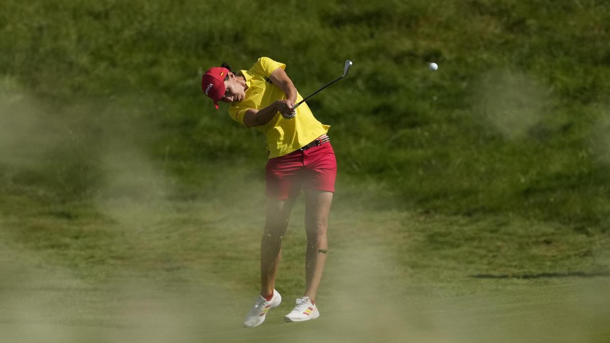 La española Carlota Ciganda golpea durante la primera ronda del torneo de golf femenino de los Juegos Olímpicos de Verano de 2024