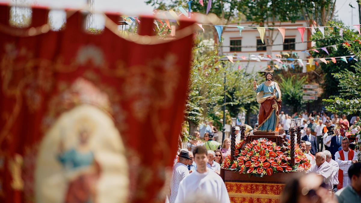 Procesión en Fontanales en honor a San Bartolomé.