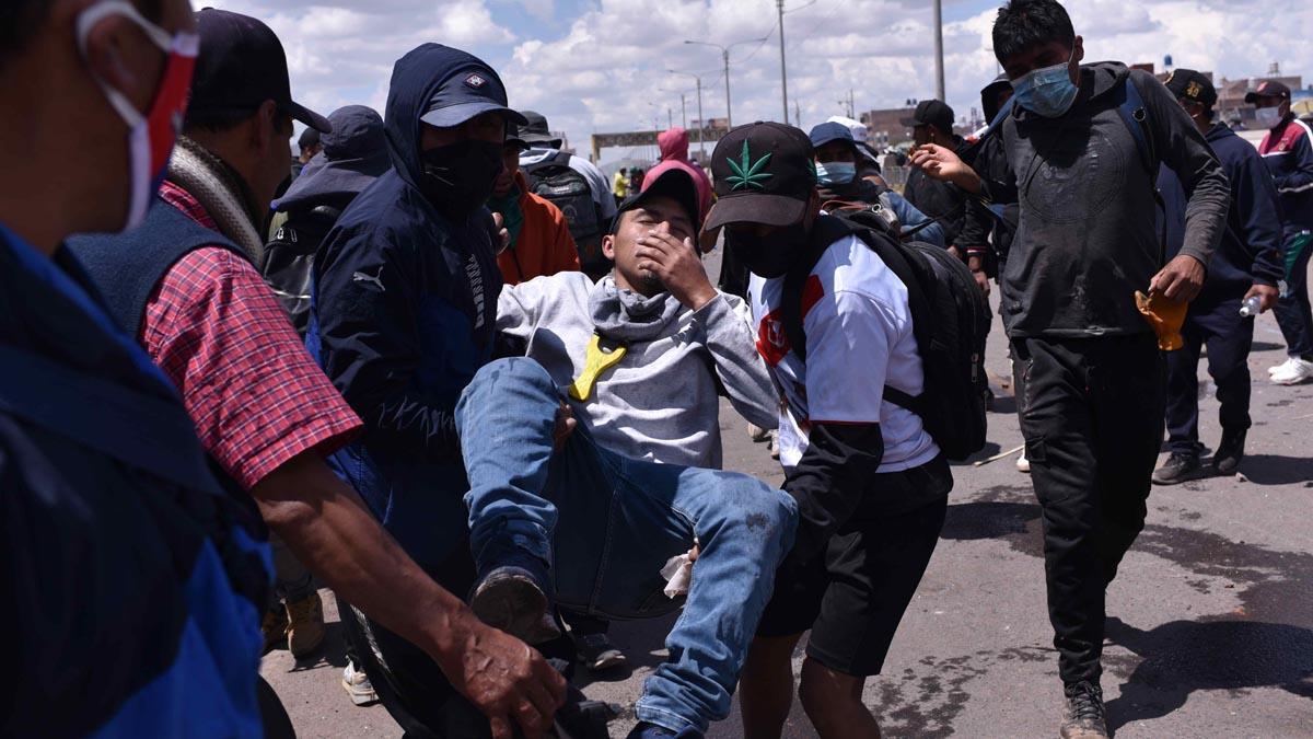 Un herido por los enfrentamientos entre los manifestantes y la policía es trasladado para ser atendido hoy, en Juliaca (Perú).