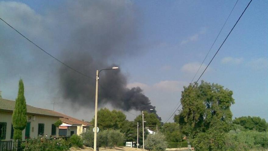 Un aparatoso incendio causa daños en una chatarrería