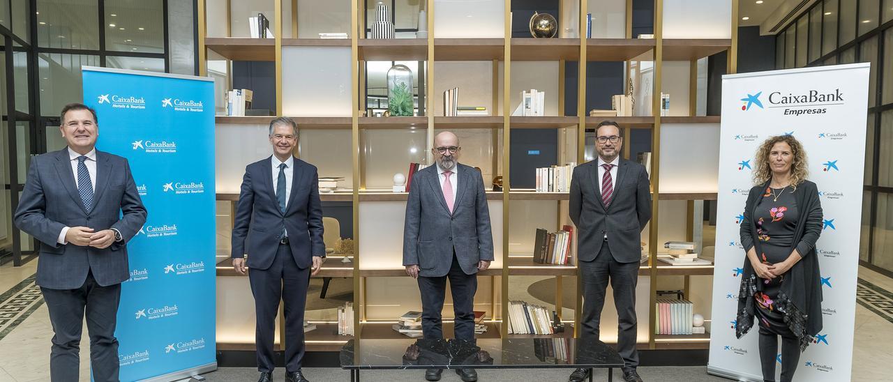 El director general de Hoteles Poseidón, Joan Devesa, junto a responsables de CaixaBank