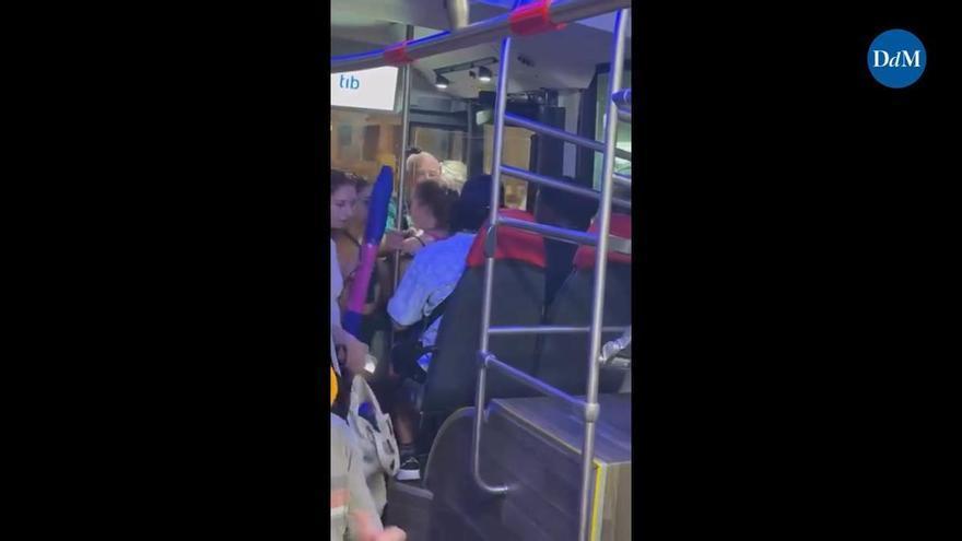 Colas para entrar en el bus de la línea 103 en Santa Ponça después de que terminara el eclipse