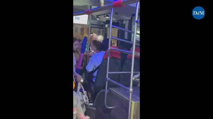 Colas para entrar en el bus de la línea 103 en Santa Ponça después de que terminara el eclipse