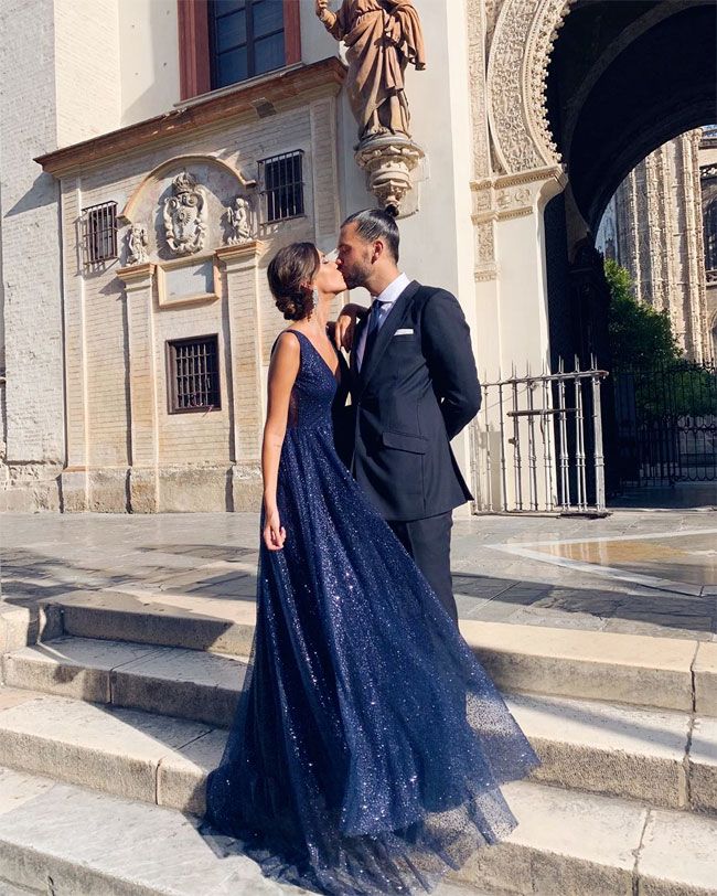 El vestido de invitada azul y con brillos de Mery Turiel es un auténtico  look de princesa - Woman