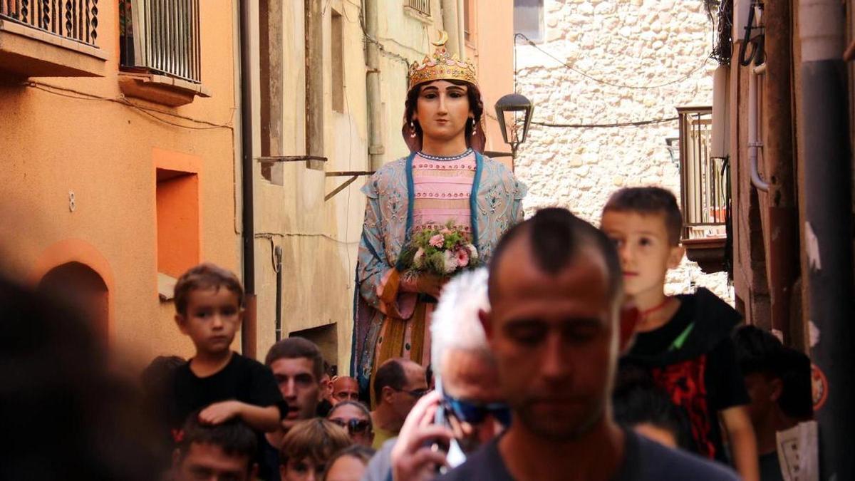 La Geganta Vella, en la passada d'aquest migdia pels carrers de Berga
