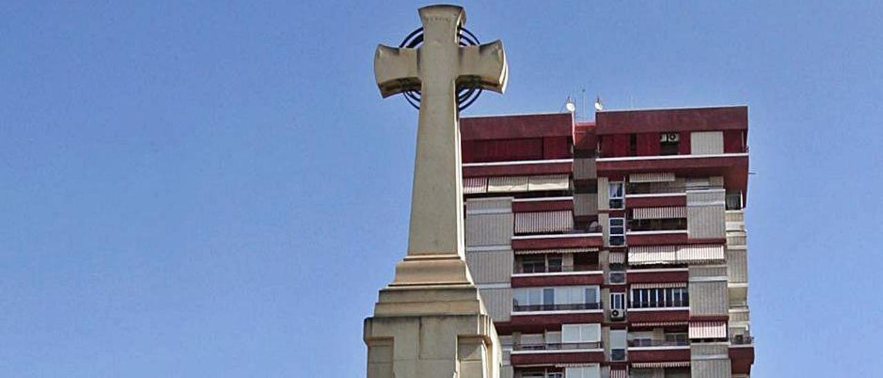 La Cruz de los Caídos en una imagen actual y el boceto del obelisco que se levantó en 1932 en el Paseo de Germanías | A. AMORÓS/CARRASCO PACHECO