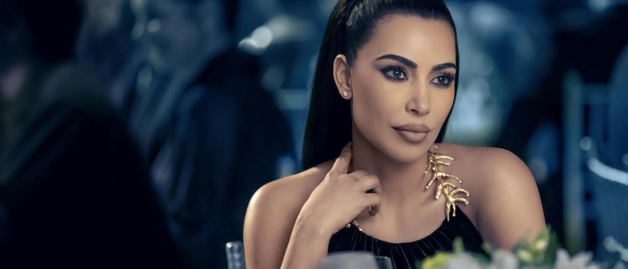 Kim Kardashian (Siobhan) en una imagen promocional de 'American horror story: Delicate'