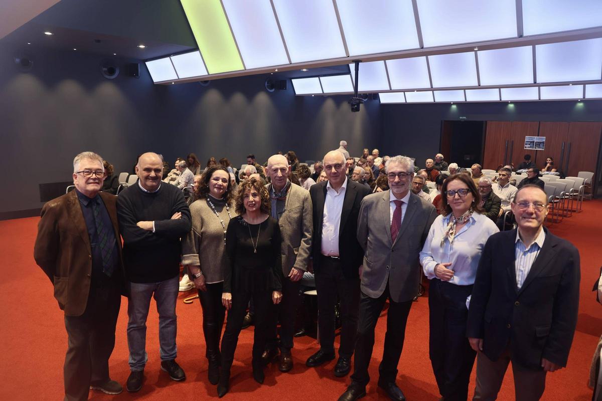 De izquierda a derecha, Miguel Morán, Manuel Pozo, María Cruz Rubio, Esther Matute, Ramón García Cuervo, Julio Rodríguez, José Arias, Elena Suárez Trabanco y José Manuel Argüelles, ayer en el Club. | MARIO CANTELI