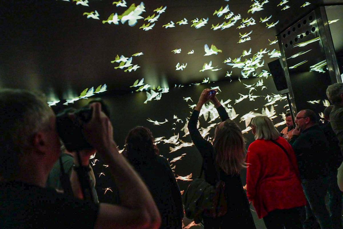 El festival Sónar y la Casa Batlló presentaron ayer The Cube, un espacio audiovisual 360° instalado en el sótano del edificio de Gaudí que sumerge al público en el universo de The Chemical Brothers. La obra inmersiva, que podrá visitarse hasta el 31 de julio, lleva la firma de los artistas Smith & Lyall.