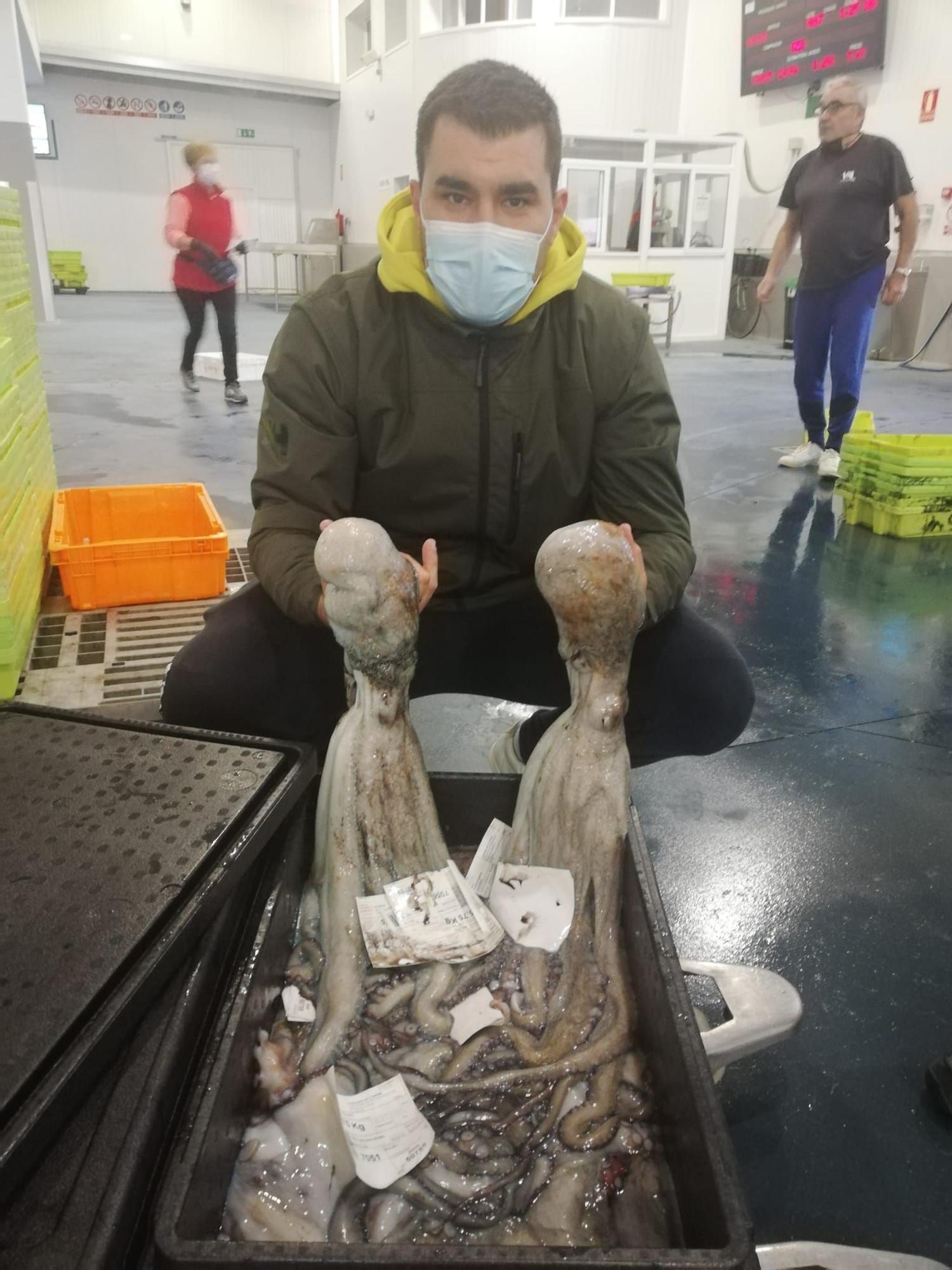 Antonio Uzal, con pulpos adquiridos ayer en O Grove para el restaurante Compostela de Portonovo.