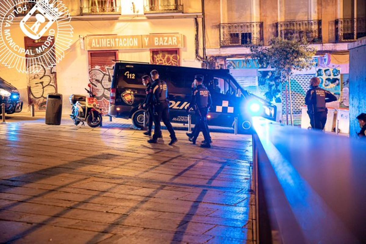 Un ‘macrobotellon’ congrega prop de 25.000 persones a la Ciutat Universitària de Madrid Un ‘macrobotellon’ congrega prop de 25.000 persones a la Ciutat Universitària de Madrid